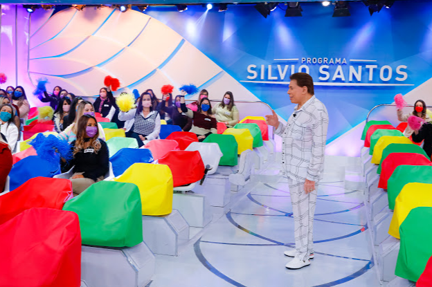 Silvio Santos apresentando o programa de pijama